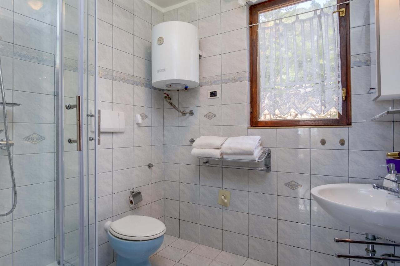 Apartments Villa Julija マリ・ロシニュ エクステリア 写真